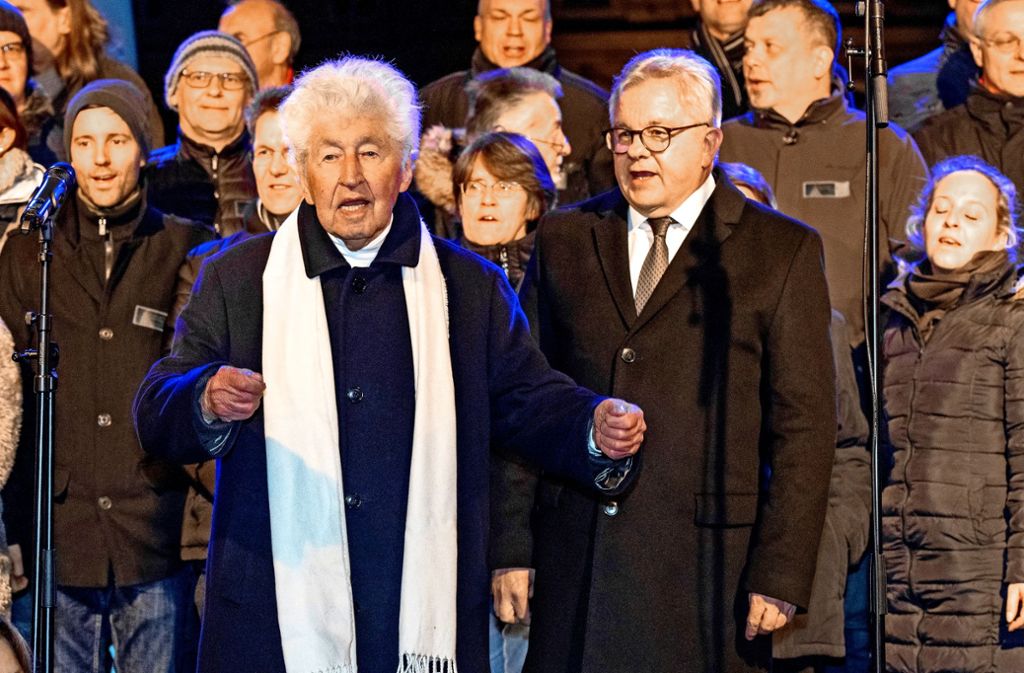 Beim Lied an die Freude dirigiert der 91-jährige Gotthilf Fischer  auf dem Schlossplatz  alle Chöre, das Publikum und Minister Guido Wolf.
