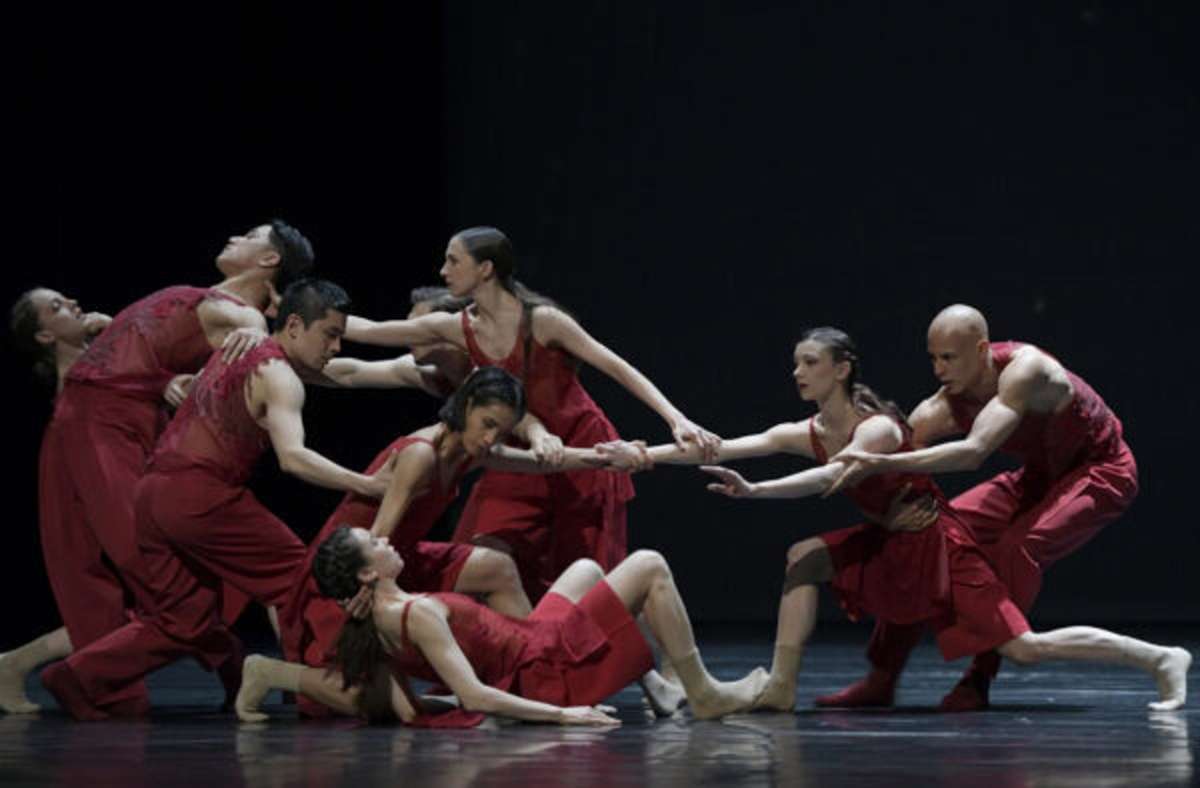 Bryan Arias schickte die Tänzer aus Wiesbaden in seinem „Sacre“-Stück auf die Suche danach, wie der Blick und die Energie  des Publikums den Tanz beeinflusst.  Mit diesem Gastspiel klang die Tanzsaison 2020/21 im Ludwigsburger Forum aus.