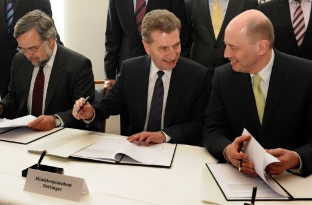 April 2009: Garber, Oettinger und Tiefensee signieren die Stuttgart-21-Finanzierung Foto: dpa
