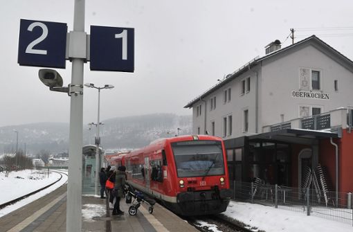 Ein Regionalzug der Deutschen Bahn fährt im Bahnhof Oberkochen (Baden-Württemberg) ein. Am Wochenende wird es pro Stunde auf der Strecke Ulm-Aalen nur eine Verbindung geben. (Archivfoto) Foto: dpa