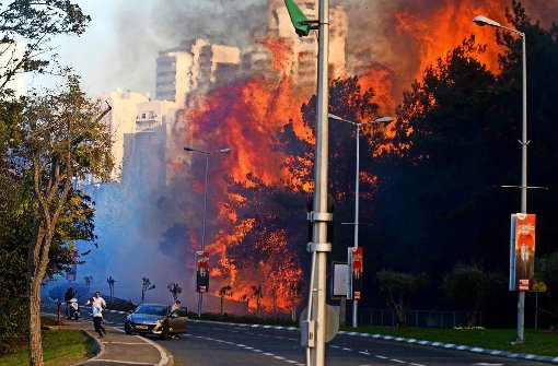 Bewohner Haifas fliehen vor den Flammen. Foto: AP