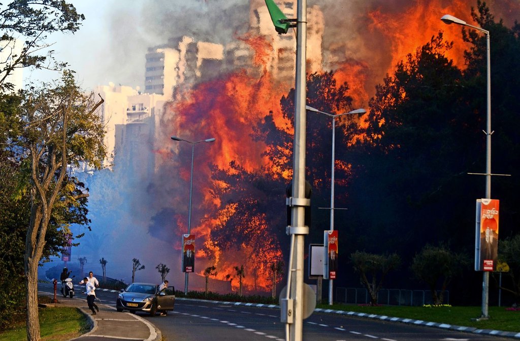 Bewohner Haifas fliehen vor den Flammen.