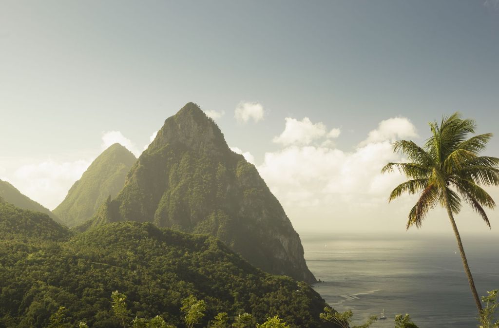 Im Süden hat man einen famosen Ausblick auf die beiden Pitons, die Wahrzeichen von St. Lucia.
