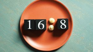 Erfolgreich abnehmen mit der 16:8 Diät. Erfahren Sie alles Wichtige über das Intervallfasten 16 zu 8 im Artikel.