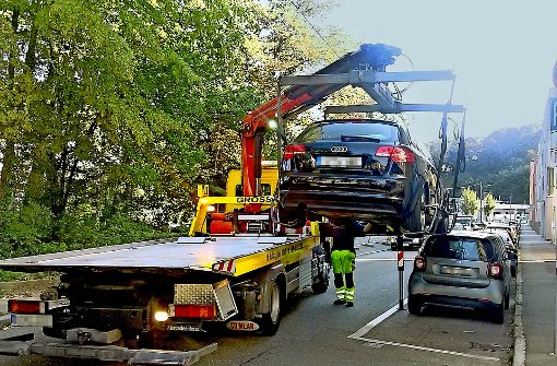 Kostenträchtige Standortveränderung:  Der schwarze Audi stand verkehrsbehindernd  im absoluten Halteverbot. Foto: Stadt Stuttgart