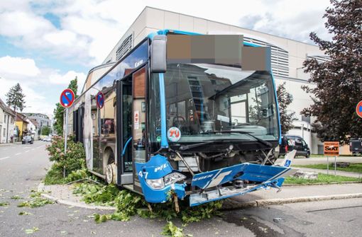 Der demolierte Bus nach der Unfallfahrt. Foto: SDMG/SDMG / Dettenmeyer