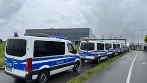 Ein Konvoi von Polizeifahrzeugen vor der Factory 56 von Mercedes-Benz in Sindelfingen, wo am Donnerstag zwei Menschen ums Leben gebracht wurden. Foto: dpa/Julian Rettig