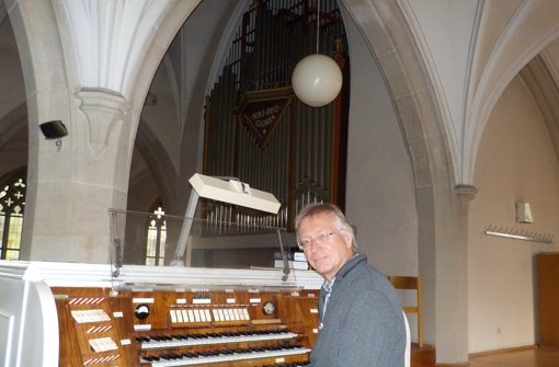 Der Organist Rainer Bohm spielt gern auf der Orgel in der Vaihinger Stadtkirche. Doch immer häufiger versagt diesen ihren Dienst. Foto: Alexandra Kratz