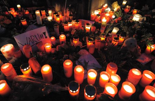 März 2009: Ein Meer von Trauerkerzen vor der Albertville-Realschule in Winnenden, nachdem Tim K. dort ein Massaker angerichtet hat. Foto: dpa