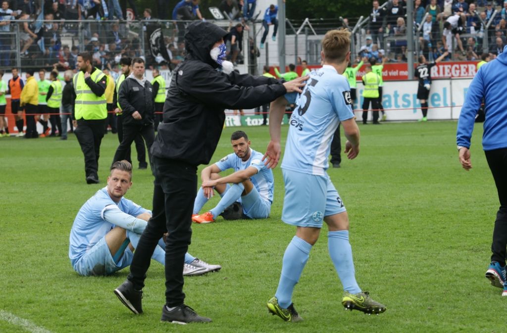 Die Spieler der Stuttgarter Kickers wurden nach der 0:1-Niederlage gegen Chemnitz von Vermummten attackiert. Foto: Pressefoto Baumann