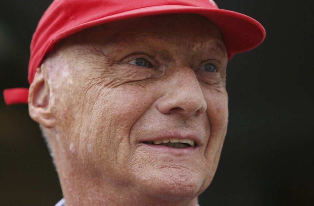 Im Internet trauern Fans um die verstorbene Rennfahrlegende Niki Lauda.