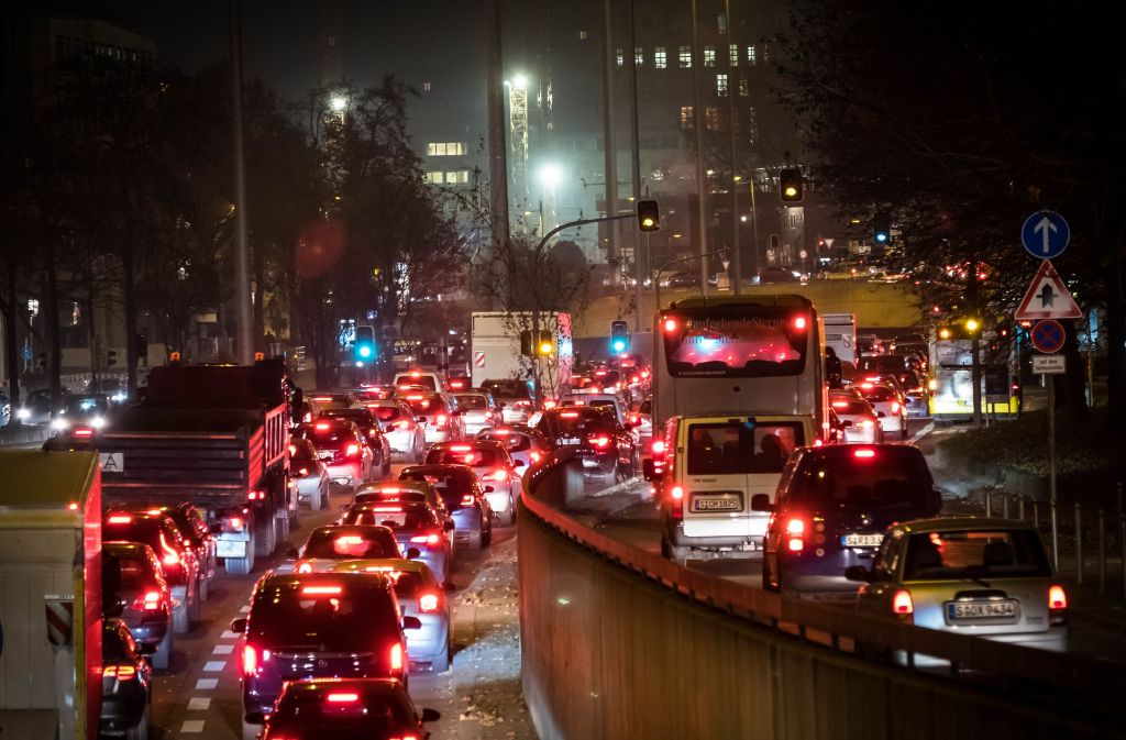 Mit einem schnellen Ende des Feinstaubalarms ist nicht zu rechnen. Die Stadt appelliert an die Autofahrer, umzusteigen. Foto: Lichtgut/Achim Zweygarth