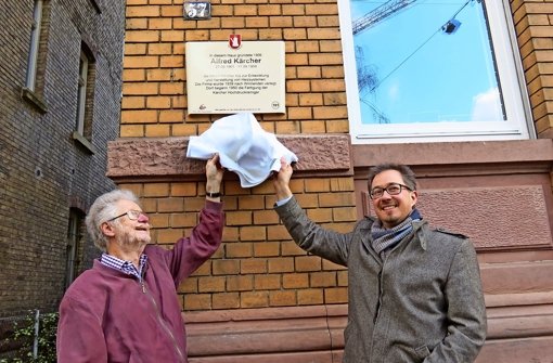 Hans Betsch, der Chef von Pro Alt-Cannstatt, und Oliver Häuser von der Firma Kärcher enthüllen die neue Tafel. Foto: Barnerßoi