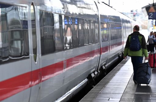 Ein Mann steigt am falschen Bahnhof aus dem Zug. Foto: dpa-Zentralbild