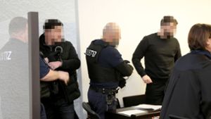 Die beiden älteren Angeklagten wurden von einer Zeugin des Drogen- und Waffenhandels beschuldigt. Foto: Avanti/Ralf Poller