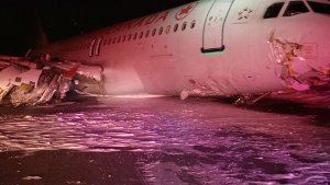 Die Ursache ist noch unklar, doch der Schreck bei Crew und Passagieren sitzt sicher tief - eine kanadische Maschine kracht bei der Landung im kanadischen Halifax hart auf und rutscht dann von der Piste. Foto: TRANSPORTATION SAFETY BOARD