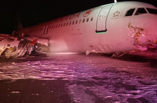 Die Ursache ist noch unklar, doch der Schreck bei Crew und Passagieren sitzt sicher tief - eine kanadische Maschine kracht bei der Landung im kanadischen Halifax hart auf und rutscht dann von der Piste. Foto: TRANSPORTATION SAFETY BOARD