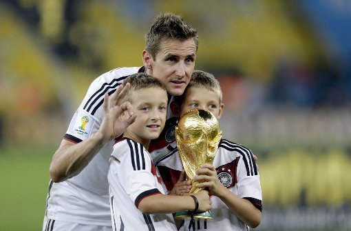 Miroslav Klose, hier 2014 mit dem WM-Pokal und seinen Söhnen, wechselt ins Trainerfach. Foto: AP