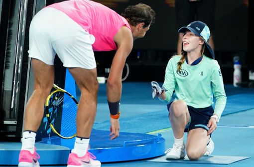 Rafael Nadal schenkte dem Mädchen sein Stirnband. Foto: dpa/Scott Barbour