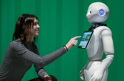 Künstliche Intelligenz soll in wenigen Jahren Einzug in viele Bereiche des Lebens halten. Hier: Speed-Dating mit einem Roboter. (Archivbild) Foto: picture alliance/dpa/Axel Heimken
