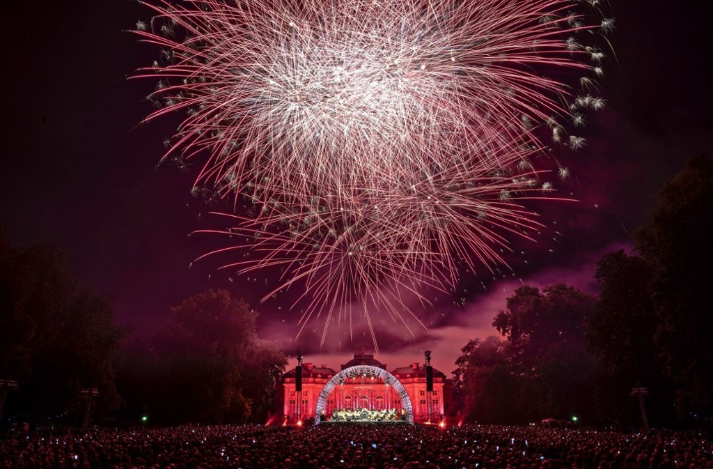 Tausende Zuschauer bestaunen jedes Jahr das Feuerwerk beim  Klassik-Open-Air der Schlossfestspiele. Steht die Veranstaltung jetzt auf der Kippe?