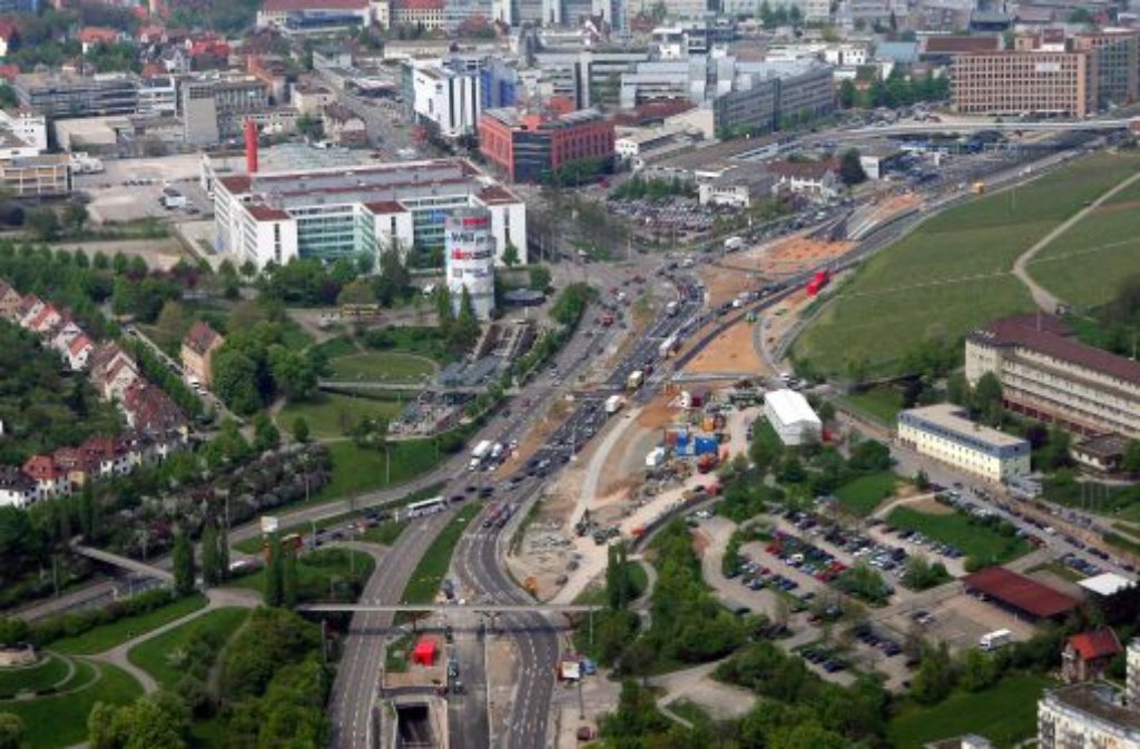 Blick auf den Verkehrsknotenpunkt Pragsattel in Stuttgart: Auch die Heilbronner Straße finden Sie in unserer Topten der längsten Straßen Stuttgarts. Klicken Sie sich durch unsere Bildergalerie.