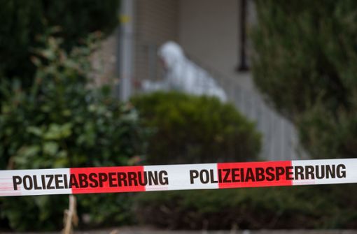 In Pfullendorf ist ein totes Ehepaar mit Schussverletzungen aufgefunden worden – die Polizei ermittelt. (Symbolbild) Foto: dpa/Friso Gentsch