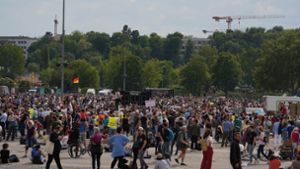 Tausende strömen zur Demo gegen Corona-Regeln auf den Wasen