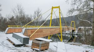 Arbeiten am Holzsteg zur Neckarinsel im Zeitrahmen