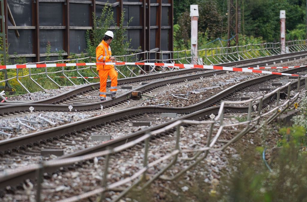 Auf der gesperrten Rheintalbahn zwischen Rastatt und Baden-Baden verkehrt derzeit ein Schienenersatzverkehr. Laut Deutscher Bahn und Bundespolizei läuft dieser problemlos ab.
