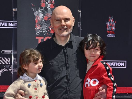 Billy Corgan 2022 mit seinen Kindern Philomena und Augustus. Jetzt ist er mit deren Mutter verheiratet. Foto: imago/UPI Photo