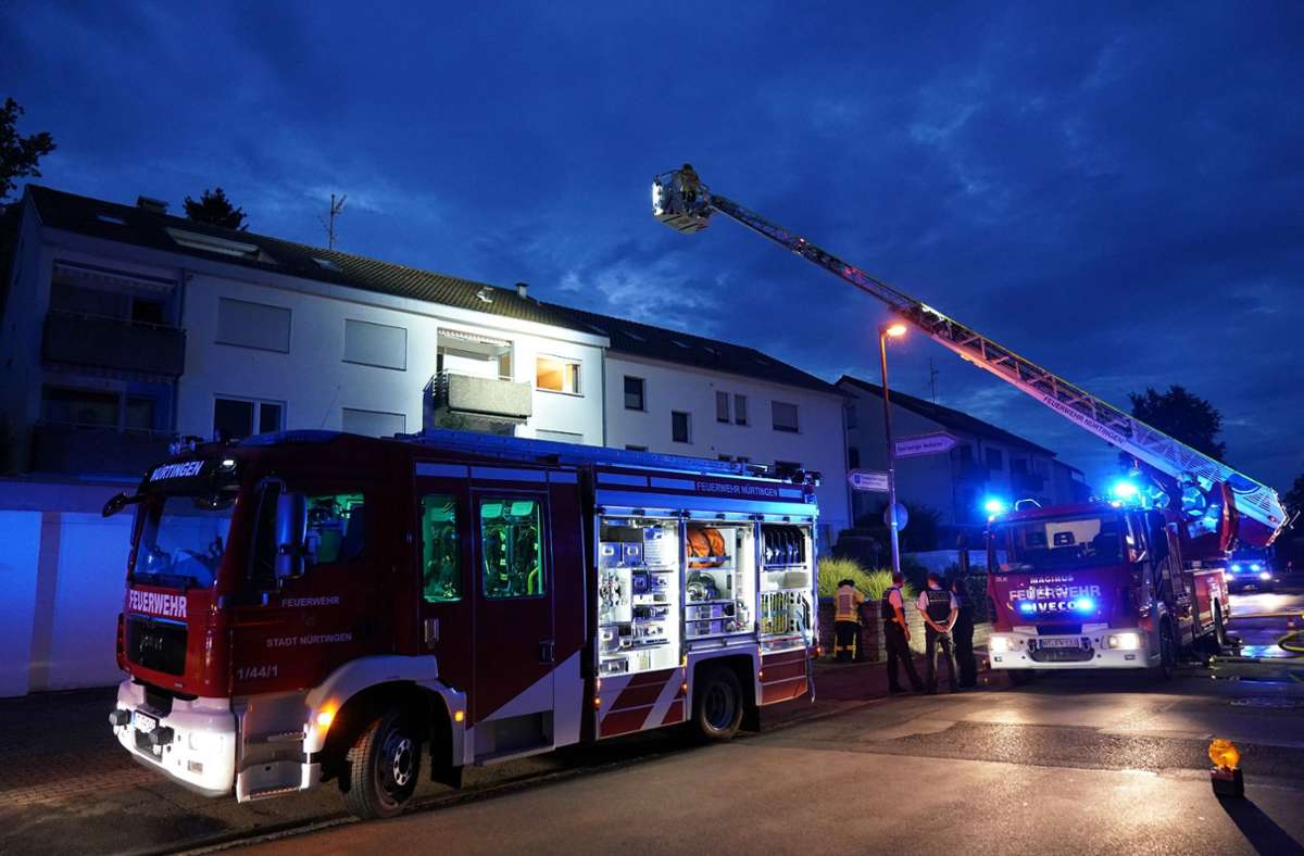 In Nürtingen ist die Feuerwehr am Dienstagmorgen wegen eines Brandes in einem Mehrfamilienhaus ausgerückt.