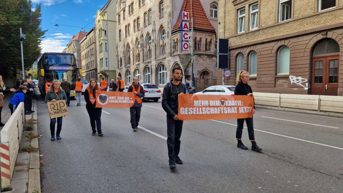 Die Aktivisten blockierten am Vormittag zunächst zwei Spuren der Hauptstätter Straße.