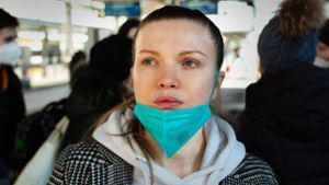 Keine Arbeit, nichts zu essen, Schießereien und schlafen in der Metrostation: Oxana Logashenko, hier am Stuttgarter Hauptbahnhof,  wollte nur weg aus der ukrainischen Hauptstadt. Foto: Lichtgut//i