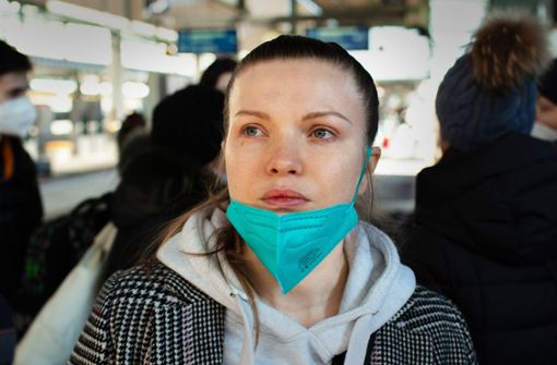 Keine Arbeit, nichts zu essen, Schießereien und schlafen in der Metrostation: Oxana Logashenko, hier am Stuttgarter Hauptbahnhof,  wollte nur weg aus der ukrainischen Hauptstadt. Foto: Lichtgut//i