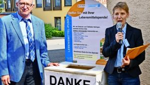 Tanja Herbrik übergibt dem Kirchenbezirksdekan Rainer Kiess eine Spendenbox für Lebensmittel. Foto: Norbert J. Leven