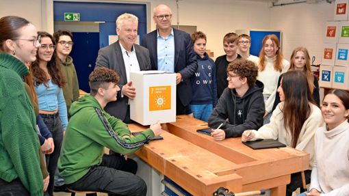Die Schüler präsentieren Jürgen Kessing (hinten links) und Stefan Ranzinger einen Prototyp des Sitzwürfels. Foto: privat