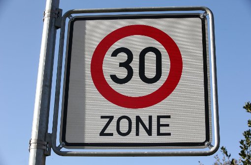 Auf einigen Straßen in den Ostfilderner Stadtteilen muss künftig langsamer gefahren werden, um die Lärmbelastung der Anwohner niedriger zu halten. Foto: dpa