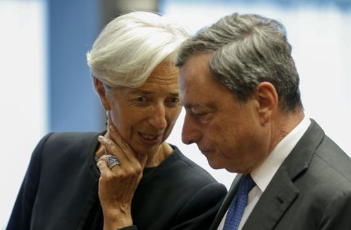 EZB-Präsident Mario Draghi im Gespräch mit seiner Nachfolgerin, Christine Lagarde. Foto: dpa