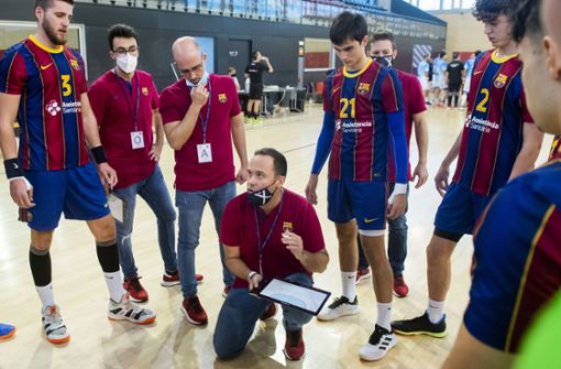 Die Nachwuchsspieler  des FC Barcelona sind ganz Ohr: Seit 2017 trainiert Roi Sanchez das B-Team des katalanischen Renommierclubs. Foto: FC Barcelona