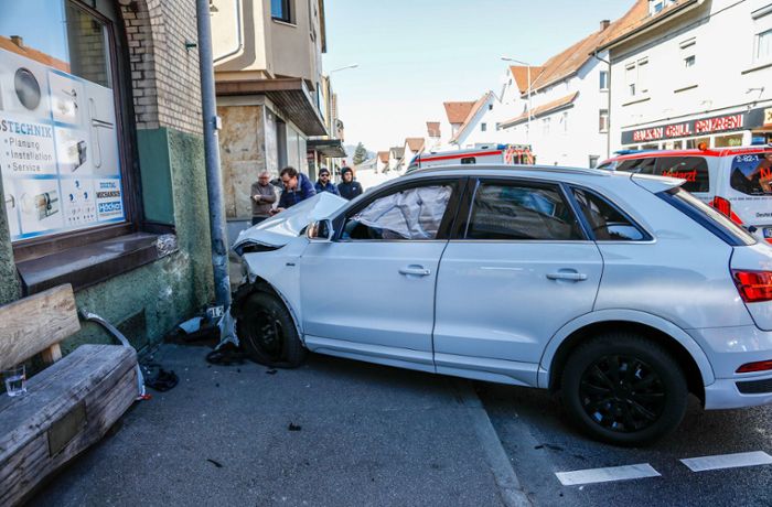 Unfall in Geislingen: Autofahrerin erfasst Fußgänger und kracht gegen Hauswand