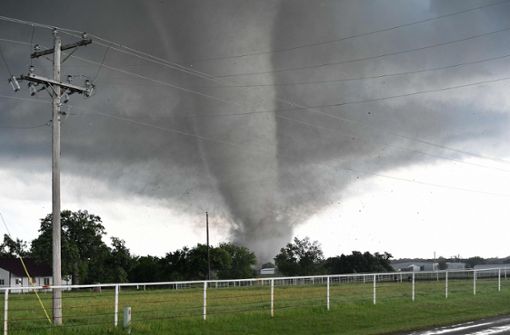 Ein Tornado entsteht durch feuchtwarme Luft, die unter einer Gewitterwolke spiralförmig nach oben steigt (Archivbild). Foto: AFP/JOSH EDELSON