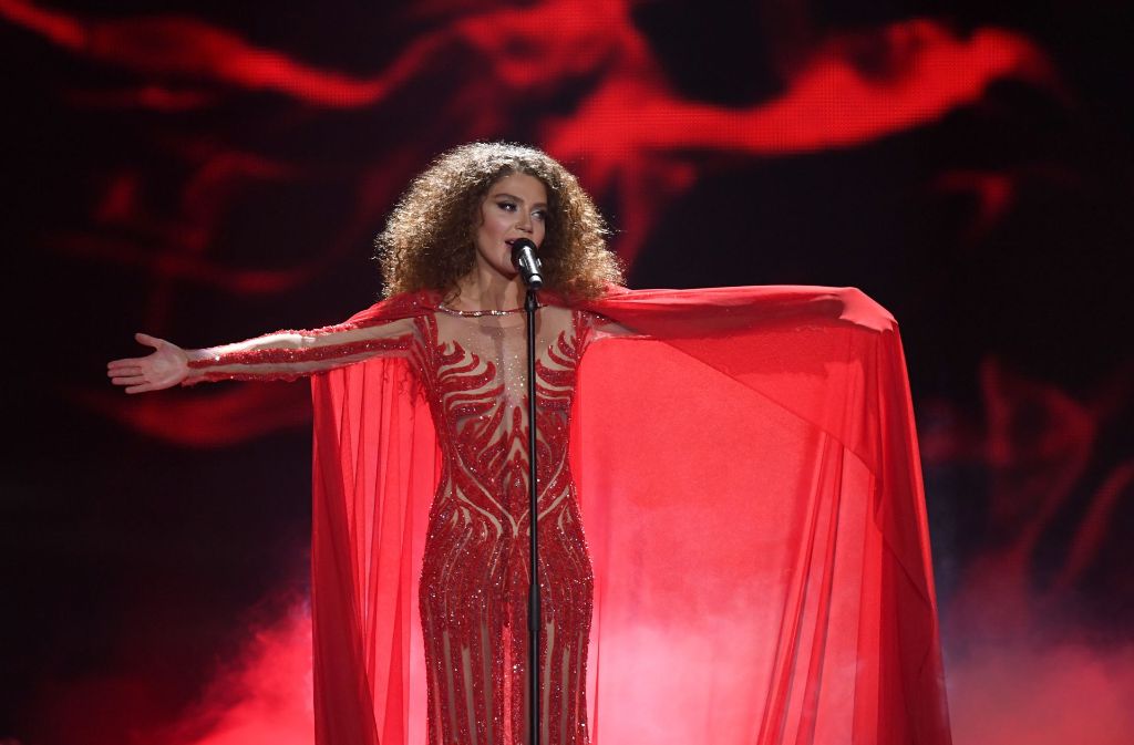 Flammendes Herz: die georgische Sängerin Tako Gachechiladze präsentierte sich in einem feuerrot-glitzernden Abendkleid mit Superman-Umhang. Das war noch eines der harmloseren Outfits.