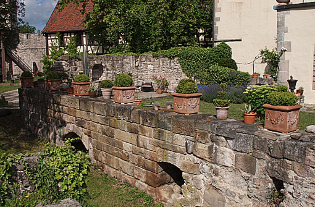 Für Romantiker: Urige, bepflanzte und von wild wuchernden Sträuchern bewachsene Mauern umgeben die Burg Maienfels. Sie liegt auf einem Bergvorsprung über dem Brettachtal im gleichnamigen Teilort Maienfels der Gemeinde Wüstenrot im Landkreis Heilbronn.