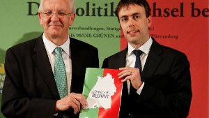 Die SPD-Basis stimmt über das Papier, das Winfried Kretschmann (links) und Nils Schmid in den Händen halten, ab. Foto: dapd