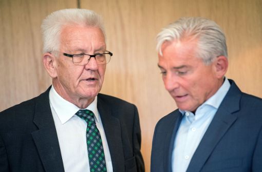 Grün und Schwarz: Ministerpräsident Winfried Kretschmann (links, Grüne) mit Innenminister Thomas Strobl (CDU) im Stuttgarter Landtag. Foto: dpa