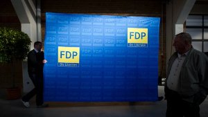 FDP stürzt auf zwei Prozent 