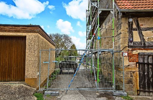 Bauzäune und ein Gerüst versperren den Weg zur evangelischen Auferstehungskapelle. Foto: KS-Images.de