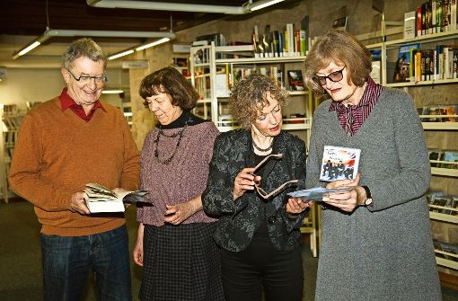 Klaus Hummel, Sylvia Greiffenhagen, Susanne Lüdtke und Ruth Mack (von links) kämpfen für die Stadtbücherei. Foto: Ines Rudel
