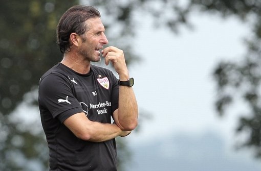 VfB-Trainer Bruno Labbadia ist unzufrieden mit einigen Spielern – sie haben sich im Urlaub zu sehr gehen lassen, wie beispielsweise ... Foto: Pressefoto Baumann